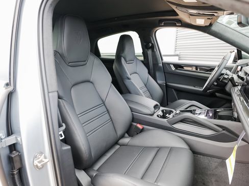 New 2026 Porsche Cayenne GTS image 28