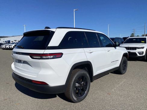 New 2025 Jeep Grand Cherokee Laredo image 3