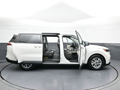 Used 2024 Kia Carnival LX image 41