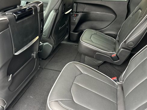 New 2026 Chrysler Pacifica Limited w/ Uconnect Theater Family Group image 12