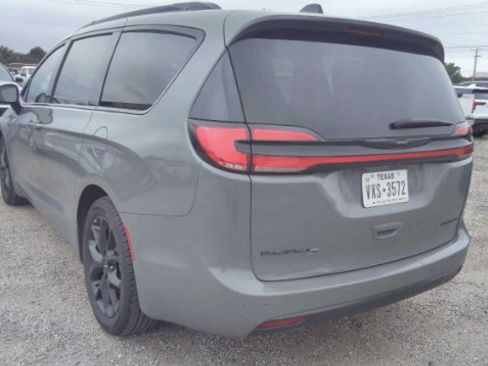 Used 2025 Chrysler Pacifica Limited FWD image 7
