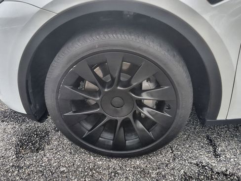 Used 2023 Tesla Model Y 2WD image 32