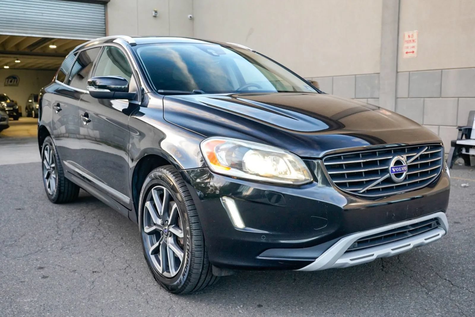 Used 2017 Volvo XC60 T6 Dynamic w/ Preferred Option Package AWD/4WD image 3