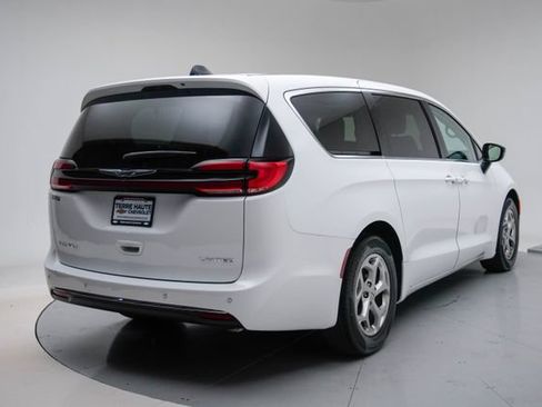 Used 2024 Chrysler Pacifica Limited FWD image 7