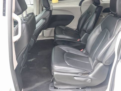Used 2023 Chrysler Pacifica Touring-L FWD image 22