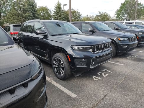 Used 2023 Jeep Grand Cherokee Overland image 2