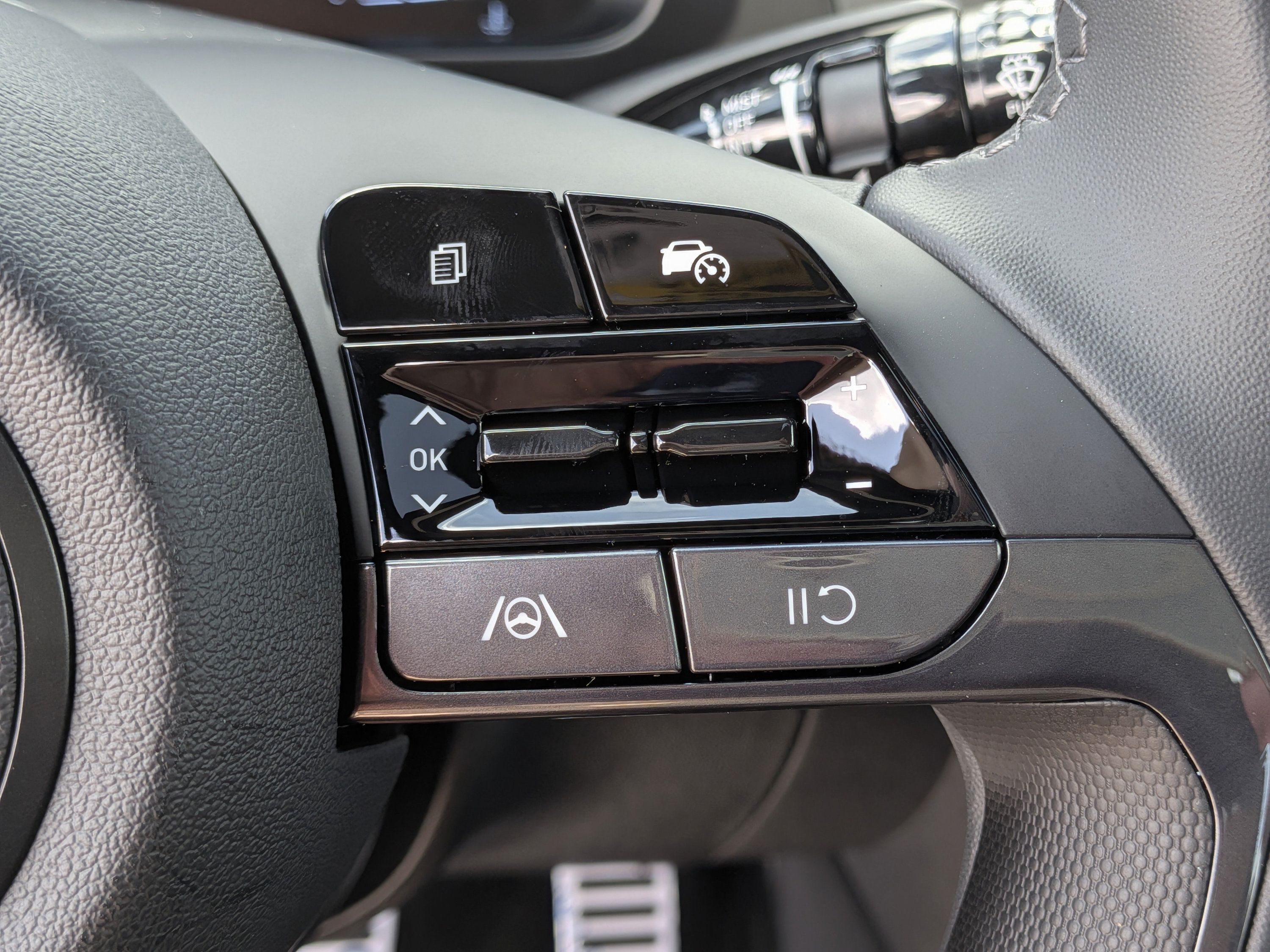 New 2026 Hyundai Elantra SEL Sport FWD image 32