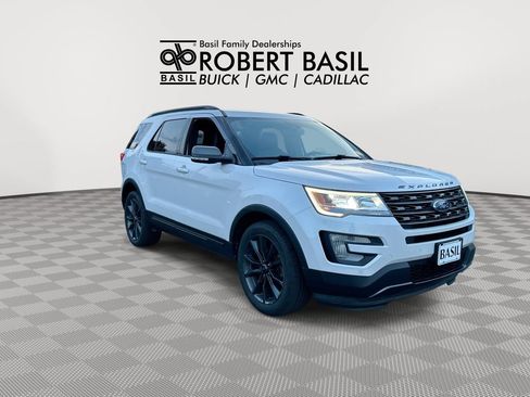 Used 2017 Ford Explorer XLT w/ Equipment Group 202A AWD/4WD image 2