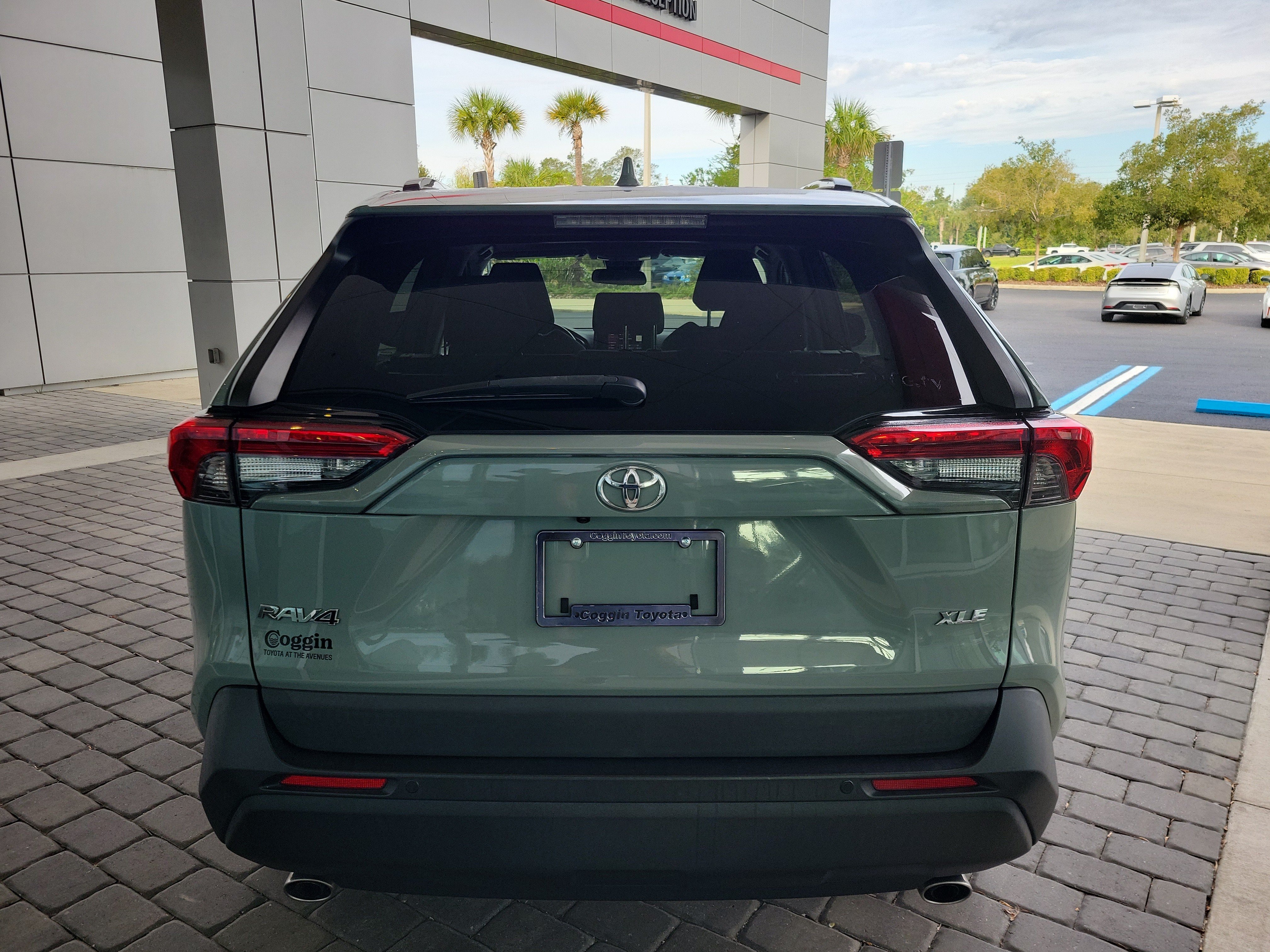 Used 2022 Toyota RAV4 XLE w/ Convenience Package FWD image 5