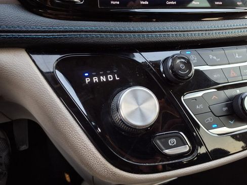 Used 2021 Chrysler Pacifica Touring-L image 10