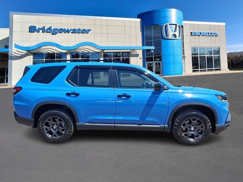 Used 2025 Honda Pilot TrailSport image 7