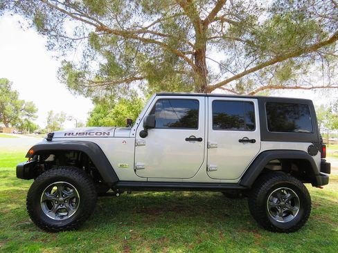 Used 2013 Jeep Wrangler Unlimited Rubicon AWD/4WD image 3