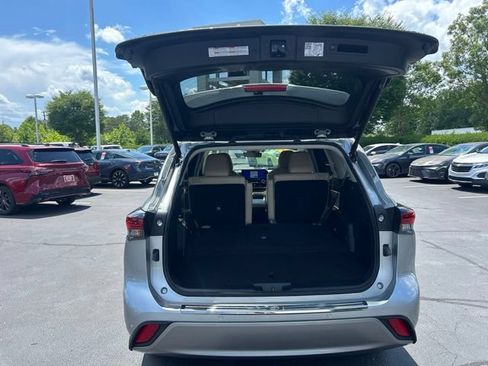 Used 2024 Toyota Highlander Platinum FWD image 9