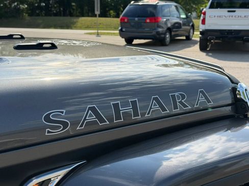 Used 2019 Jeep Wrangler Unlimited Sahara AWD/4WD image 12