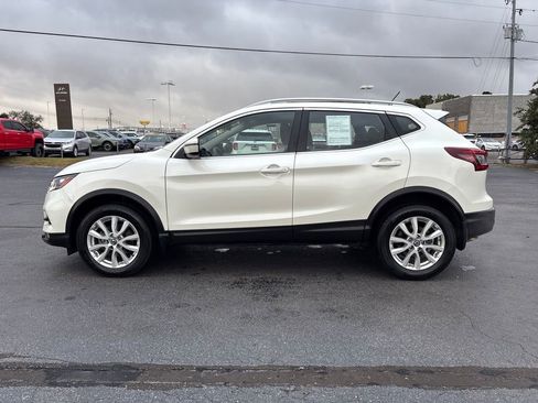 Used 2021 Nissan Rogue Sport SV image 2