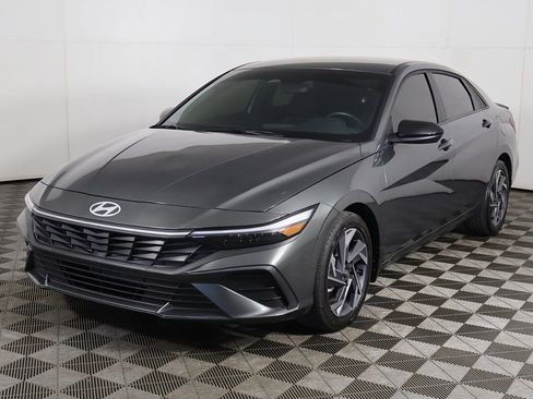 Used 2025 Hyundai Elantra Sport FWD image 6
