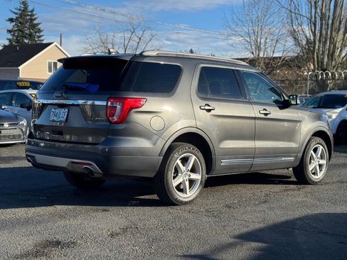 Used 2017 Ford Explorer XLT image 4