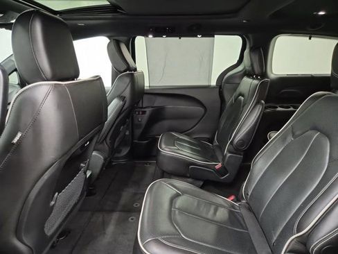 Used 2025 Chrysler Pacifica Limited FWD image 15
