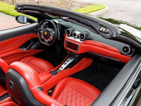 Used 2017 Ferrari California T RWD image 17