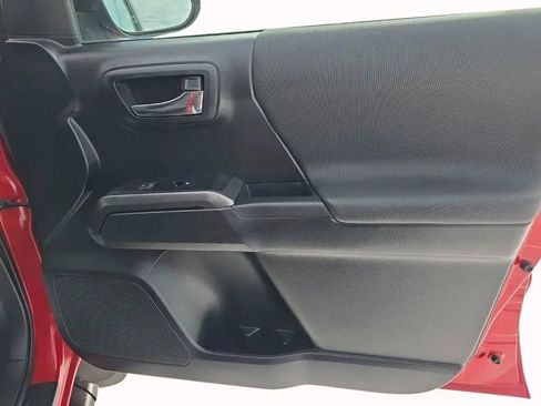 Used 2018 Toyota Tacoma TRD Sport image 18