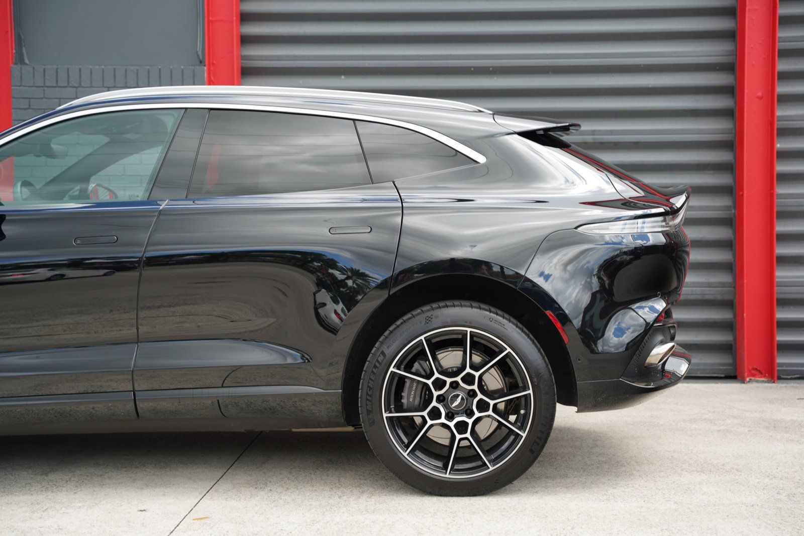 Used 2021 Aston Martin DBX AWD/4WD image 11