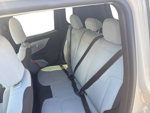 Used 2015 Jeep Renegade Latitude FWD image 13