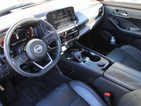 Used 2021 Nissan Rogue Platinum image 2