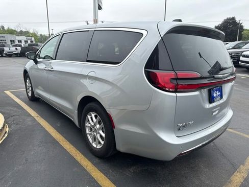 Used 2023 Chrysler Pacifica Touring-L FWD image 7