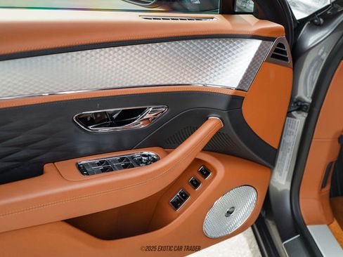 Used 2022 Bentley Flying Spur Plug-In Hybrid image 28