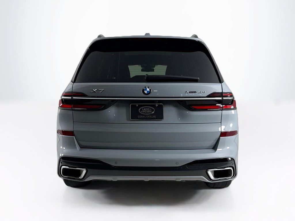 Used 2023 BMW X7 xDrive40i w/ M Sport Package AWD/4WD image 4
