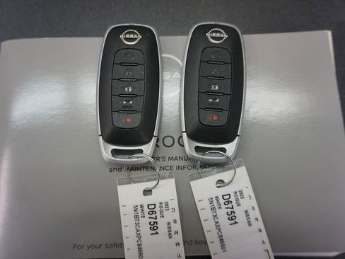 Used 2023 Nissan Rogue SL w/ SL Premium Package FWD image 17