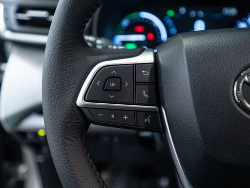 Used 2025 Toyota Sienna XLE image 19