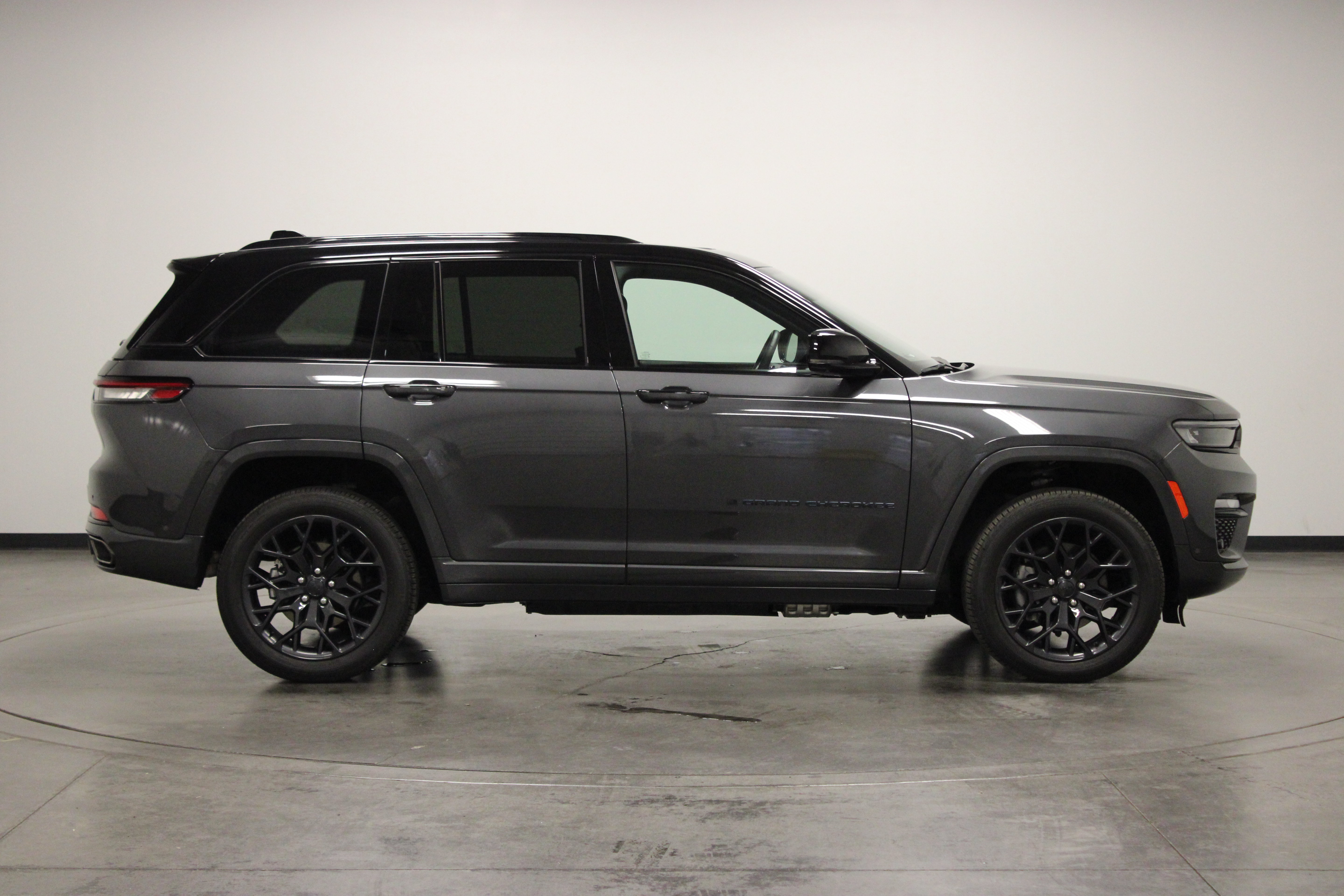 Used 2025 Jeep Grand Cherokee Summit w/ High Altitude Package AWD/4WD image 11