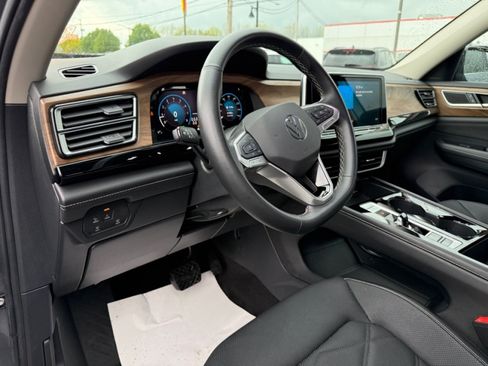 Used 2025 Volkswagen Atlas SE AWD/4WD image 16