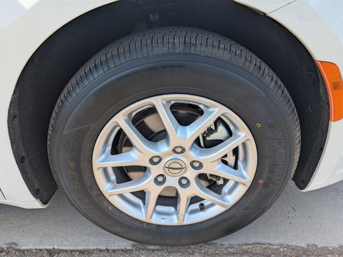 Used 2024 Chrysler Pacifica Touring-L image 9