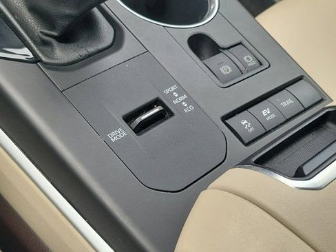 Used 2022 Toyota Highlander XLE AWD/4WD image 29