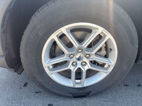 Used 2025 Ford Explorer Active AWD/4WD image 2