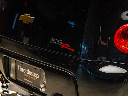 Used 2005 Chevrolet SSR w/ Preferred Equipment Group image 31