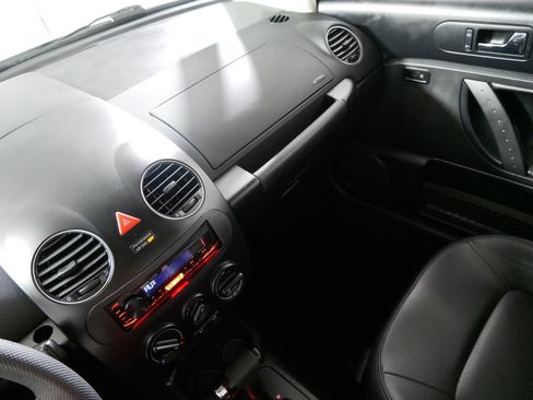 Used 2010 Volkswagen Beetle Coupe image 11