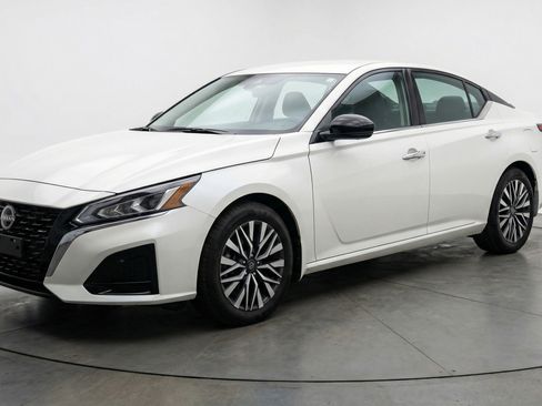 Used 2025 Nissan Altima 2.5 SV image 3