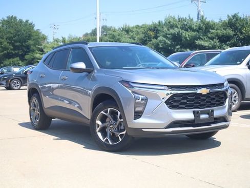 Used 2025 Chevrolet Trax LT FWD image 2
