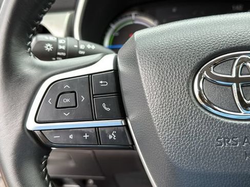 Certified 2025 Toyota Highlander XLE AWD/4WD image 12