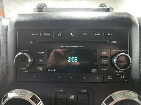 Used 2017 Jeep Wrangler Sahara w/ Connectivity Group AWD/4WD image 20
