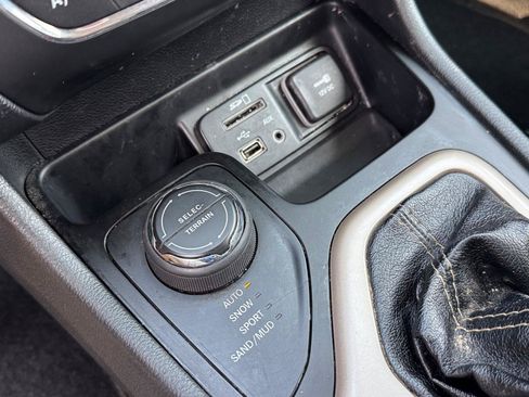 Used 2014 Jeep Cherokee Latitude AWD/4WD image 13