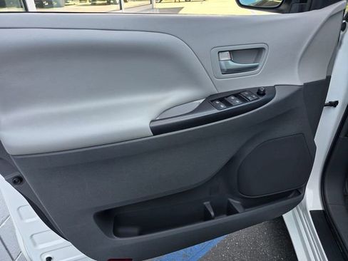 Used 2015 Toyota Sienna LE image 10