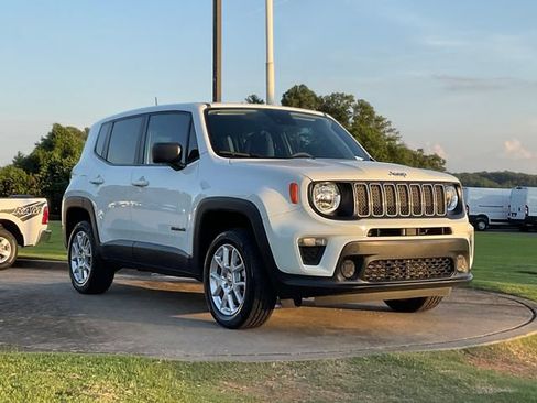 Used 2023 Jeep Renegade Latitude AWD/4WD image 9