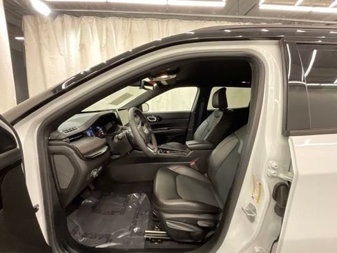 Used 2025 Jeep Compass Trailhawk AWD/4WD image 10