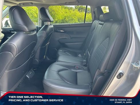 Used 2023 Toyota Highlander XLE FWD image 12
