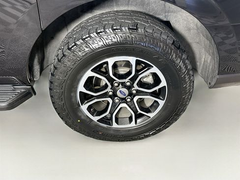 Used 2024 Ford Expedition Max XLT image 11