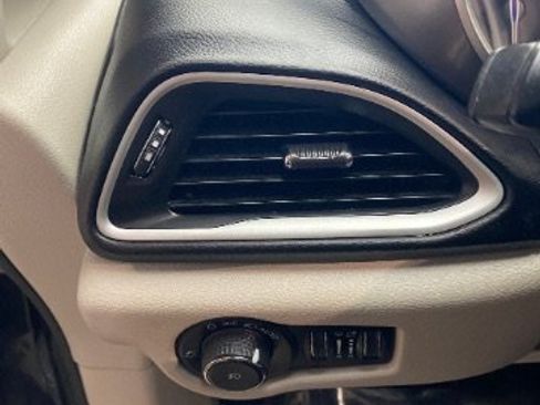 Used 2022 Chrysler Pacifica Touring-L FWD image 19